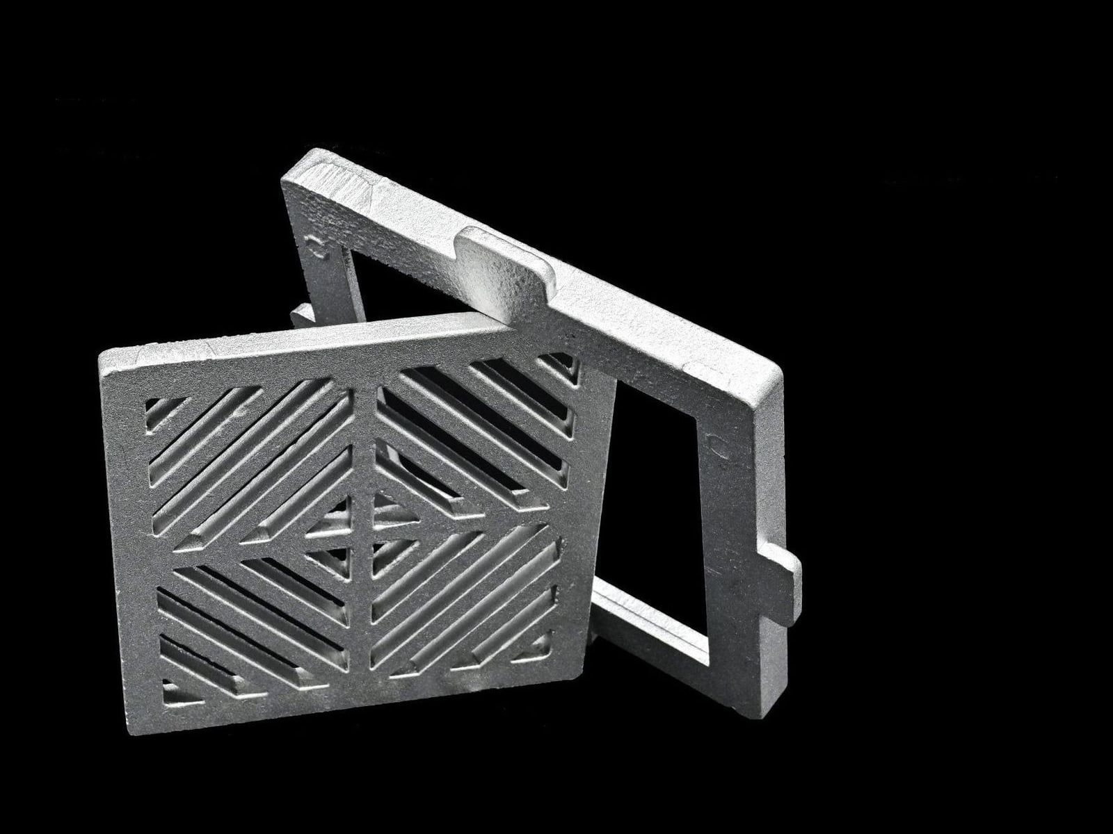 Chiusino a feritoie diagonali in alluminio pressofuso