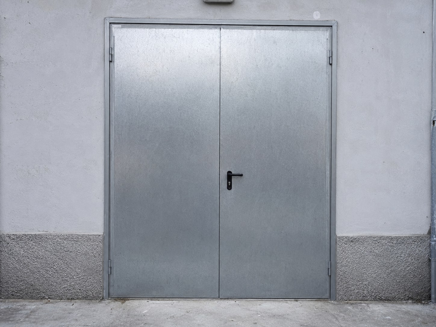 Porta doppia in lamiera zincata in un locale tecnico